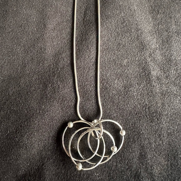Pretty silver tone circles necklace - Picture 4 of 5